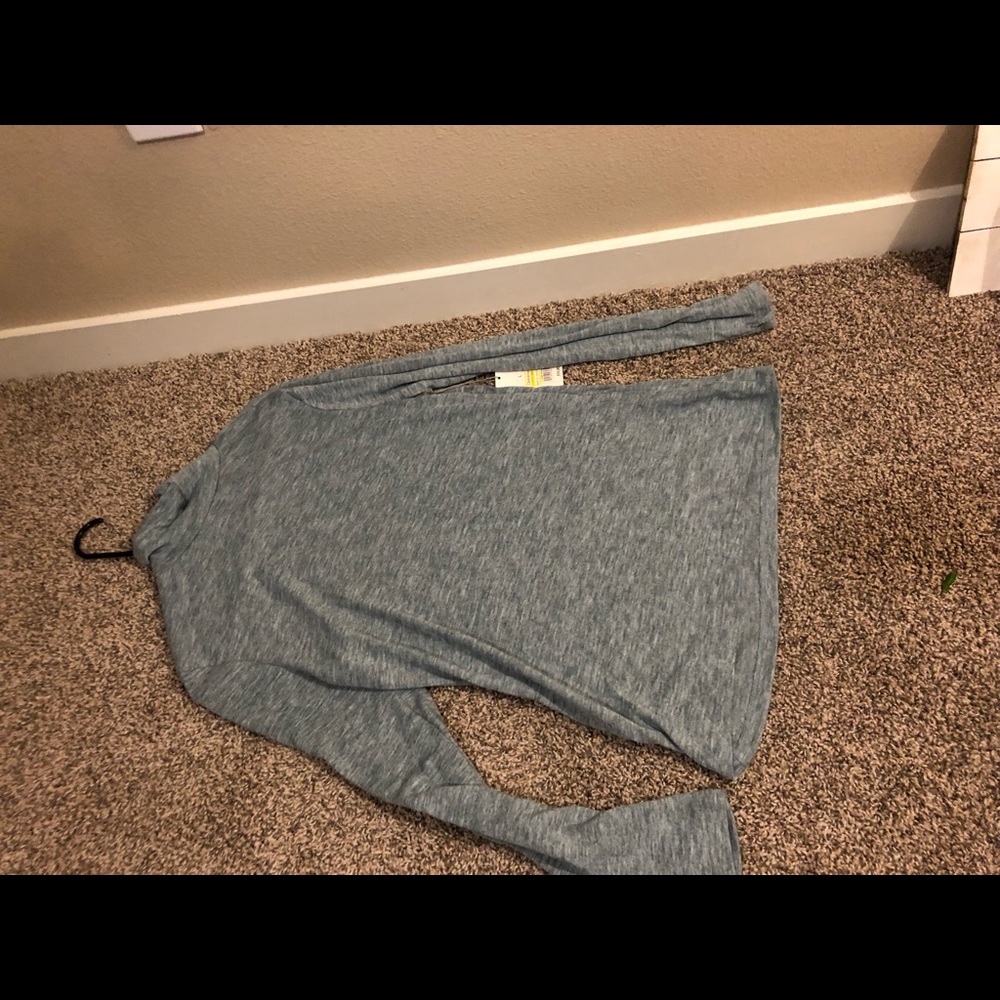 Long sleeve turtleneck, greenish speckled style